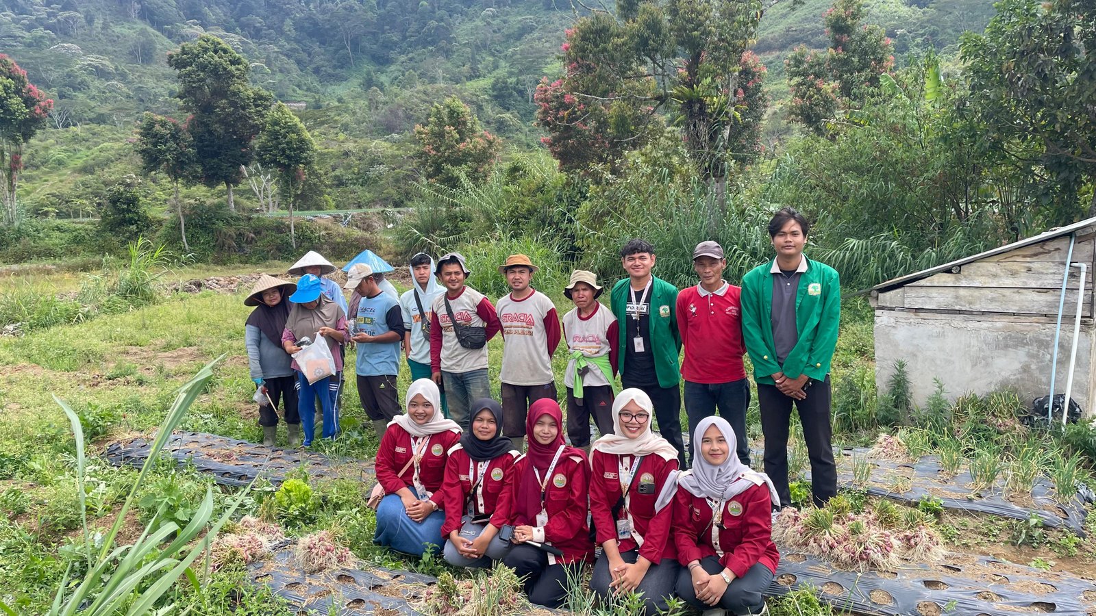 Peduli Lahan dan Keselamatan Petani, Mahasiswa KKN Cek pH Tanah dan Sosialisasikan APD pada Petani