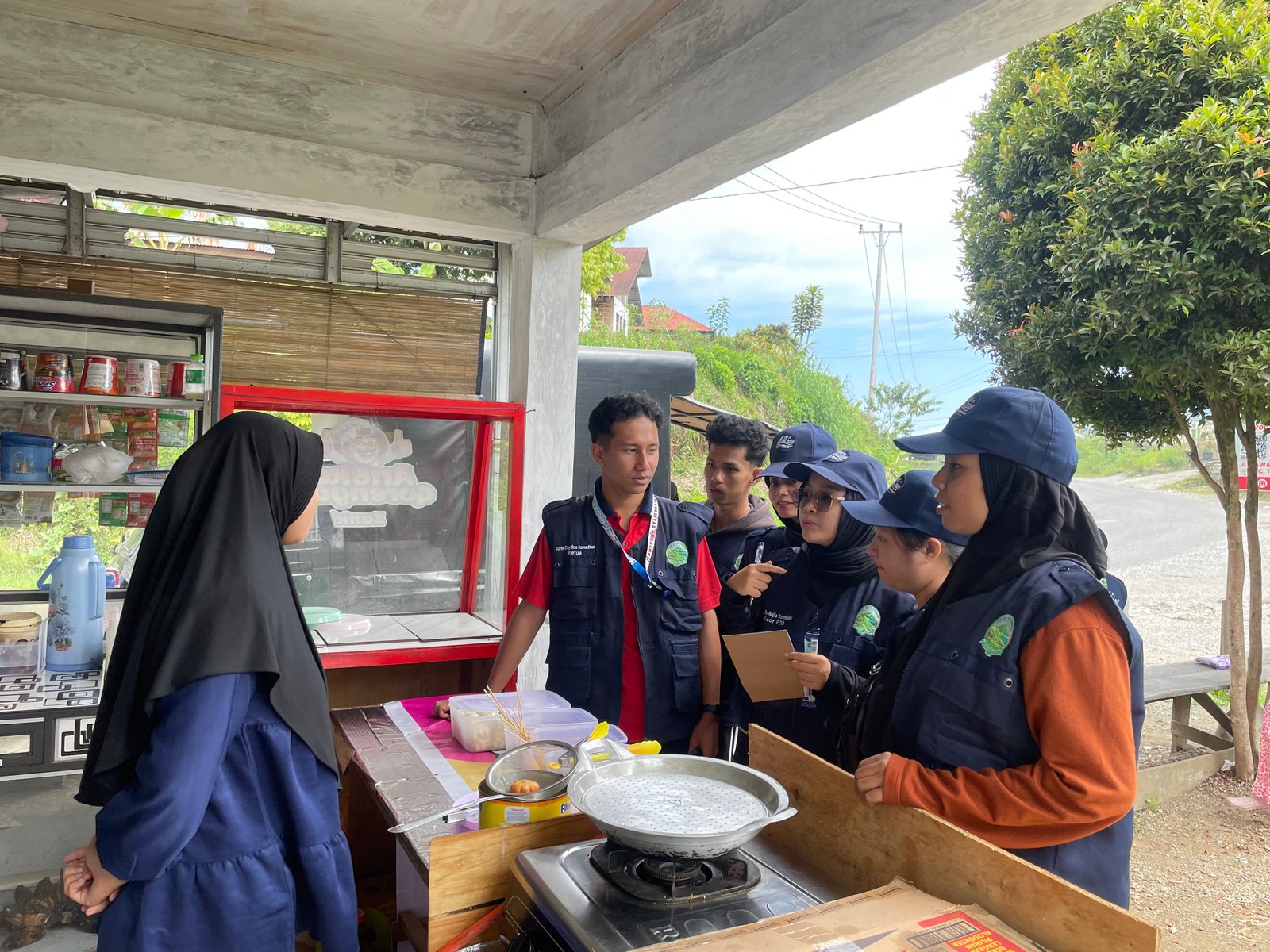 Mahasiswa/i KKN UNAND Kunjungi UMKM di Nagari Aie Batumbuek dalam Program Digitalisasi Melalui QRIS