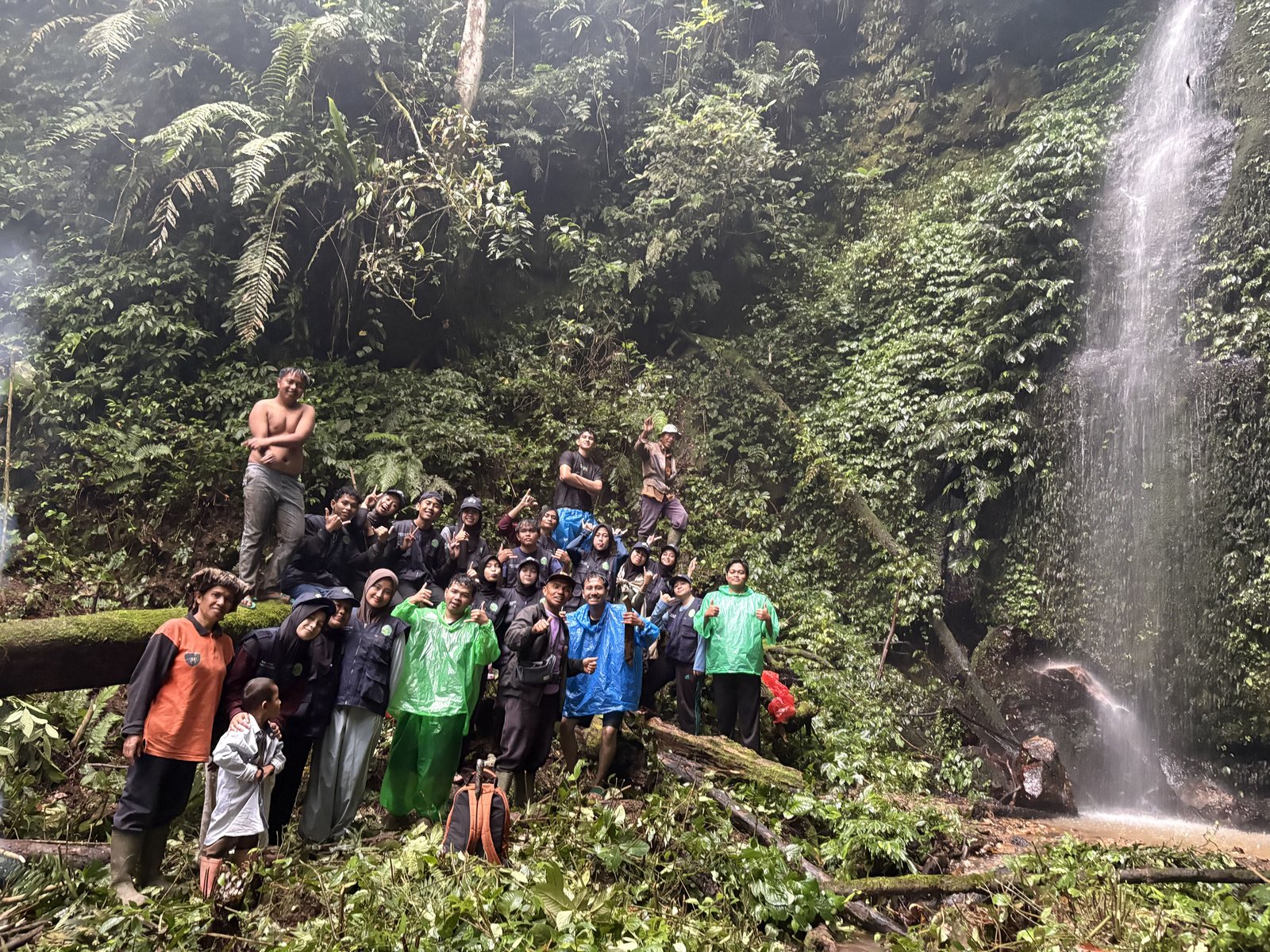 Semangat Gotong Royong Bersihkan Jalan Setapak Menuju Air Terjun Jorong Sangkar Puyuh